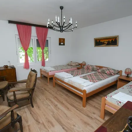 Seoska Kuca Stojanovic * كلادوفو