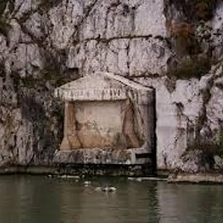 Seoska Kuca Stojanovic * كلادوفو